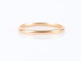 gros plan d'une bague en or sur fond blanc