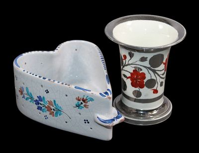 un vase et un porte-serviettes placés l'un à côté de l'autre