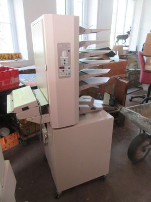 une photo d'un réfrigérateur dans une pièce où se trouvent de nombreux cartons par terre