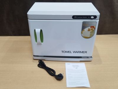 un petit réfrigérateur blanc posé sur une table en bois