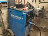 une machine bleue qui se trouve dans un garage
