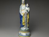 l'image d'une statue représentant une femme tenant un enfant dans ses bras