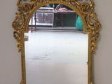 un miroir accroché au mur d'une pièce