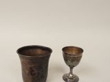 deux cuillères et une tasse posées sur une table