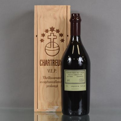 une bouteille de vin posée à côté d'une caisse en bois