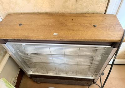 un petit radiateur posé sur une table en bois