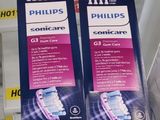 deux brosses à dents Philips Sonicare exposées dans un magasin