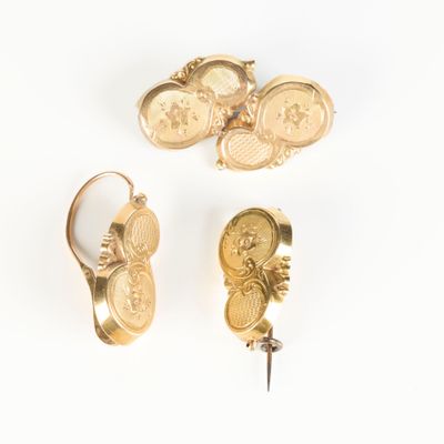 trois paires de boucles d'oreilles en or et une paire de boucles d'oreilles posées sur un fond blanc