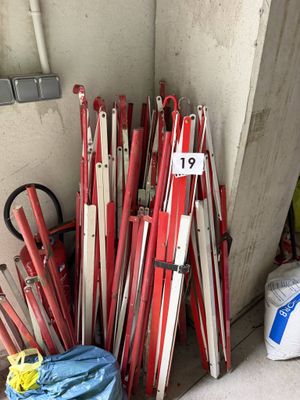 une pile de battes de baseball et un sac rempli de sacs