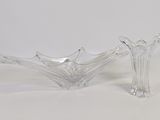 deux bols en verre transparent posés sur une surface blanche