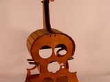 un violon fabriqué à partir d'un morceau de bois posé sur une table
