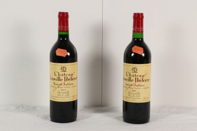 deux bouteilles de vin rouge posées l'une à côté de l'autre sur une table
