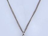 un collier composé d'un diamant en forme de poire monté sur une chaîne