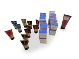 plusieurs types de produits de soin de la peau posés sur une surface blanche