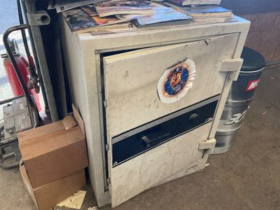 Un coffre fort Lieu : Route de Charleval LA ROQUE D'ANTHERON