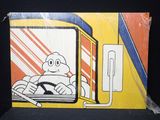 une boîte sur laquelle figure l'image d'un homme au volant d'un camion