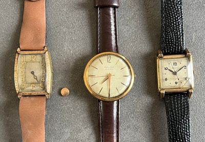 Trois types de montres différents sont alignés sur une table