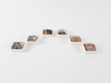 une image représentant une sculpture réalisée à partir de pierres posées sur une surface blanche
