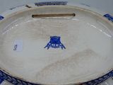 une assiette bleue et blanche ornée d'un motif bleu et blanc