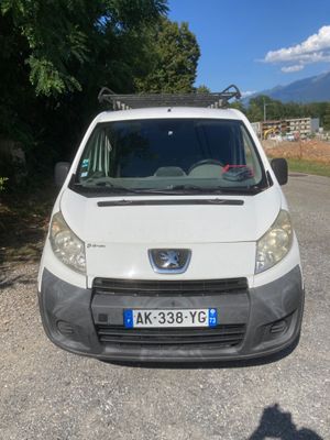 une petite camionnette blanche garée sur le bord de la route