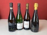 plusieurs bouteilles de vin sont alignées sur une table
