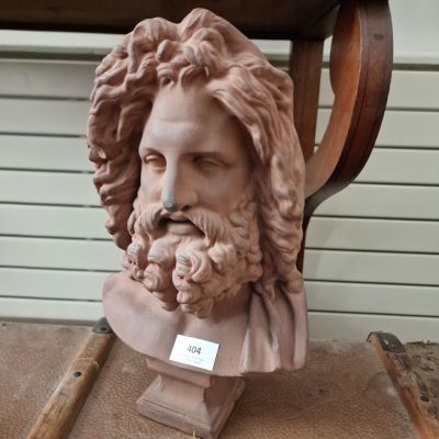un buste d'homme barbu posé sur une chaise
