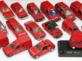 beaucoup de petites voitures rouges exposées sur une table