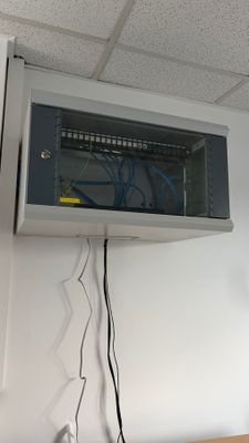 un téléviseur fixé au mur au-dessus d'un bureau