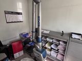 une machine placée au milieu d'une pièce