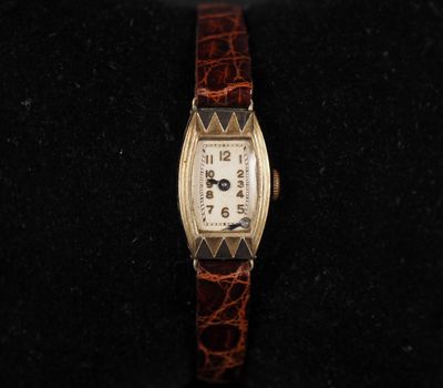 gros plan d'une montre-bracelet sur une surface noire