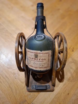 une bouteille de vin posée sur une table en bois