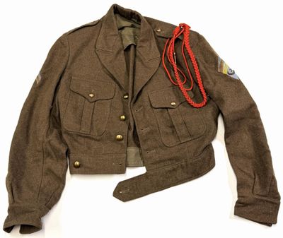 une photo d'une veste militaire ornée d'un cordon rouge