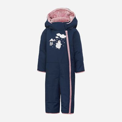 une petite fille vêtue d'une combinaison de ski bleue à capuche rose