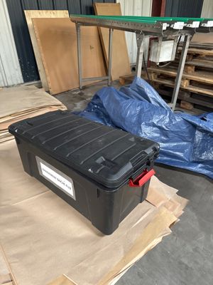 une boîte noire posée au sommet d'une pile de boîtes