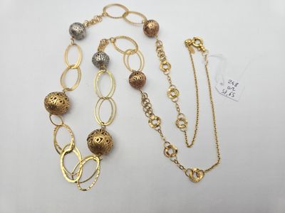 gros plan d'un collier et d'un bracelet sur une surface blanche