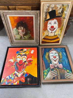 trois tableaux encadrés représentant des clowns et un homme coiffé d'un haut-de-forme