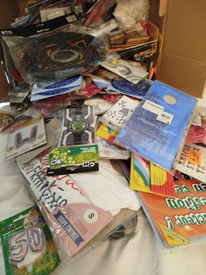 une boîte remplie de livres et d'autres objets posée sur un lit