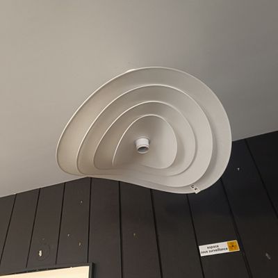 un plafonnier blanc suspendu au plafond d'une pièce