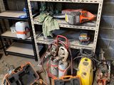 de nombreux outils qui prennent la poussière sur les étagères du garage