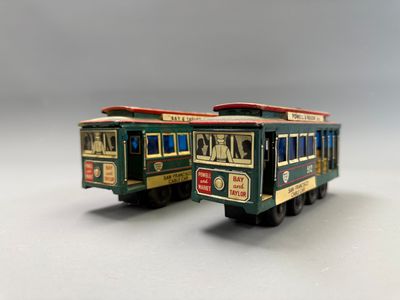 deux petits trains qui sont posés côte à côte