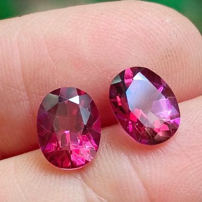 une paire de tourmalines roses au doigt d'une personne
