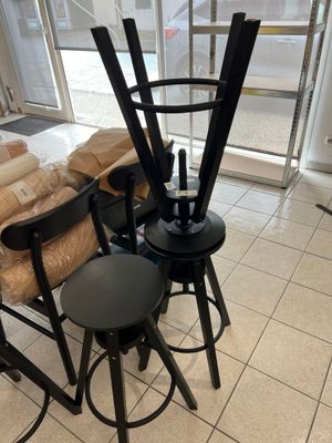 trois tabourets et une table dans une pièce