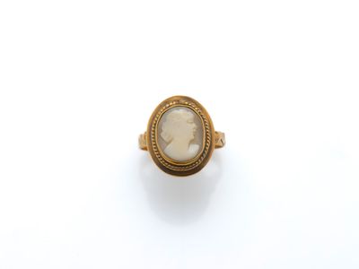 un gros plan d'une bague en or sertie d'une pierre au centre
