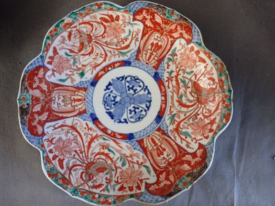 une assiette rouge et bleue ornée d'un motif floral
