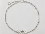 gros plan d'un bracelet en diamant sur fond blanc