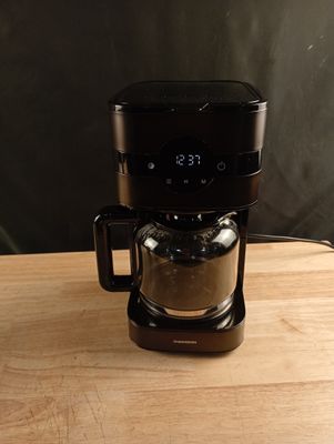une cafetière posée sur une table en bois