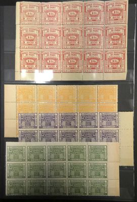 une collection de timbres provenant de différents pays, présentée dans une vitrine