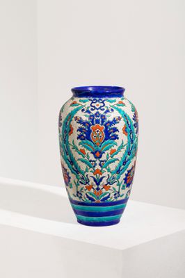 un vase bleu et blanc posé sur une étagère blanche