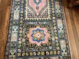 une photo montrant un long tapis posé sur un parquet dans un salon