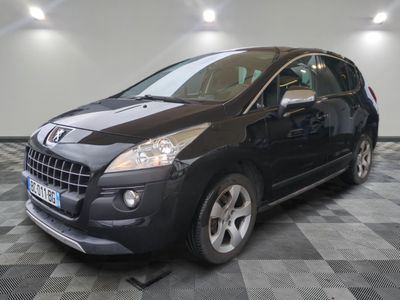 la photo d'une voiture noire garée dans un garage